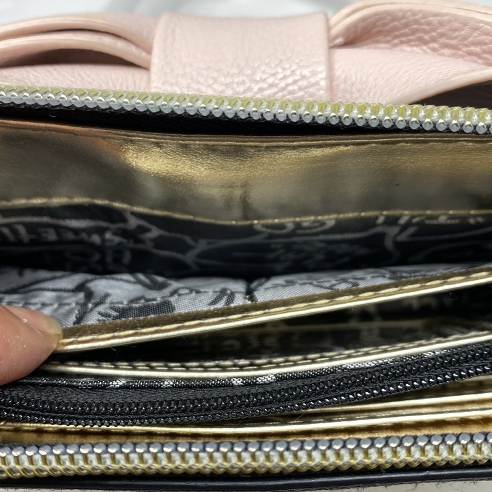 Betsey Johnson Black and White zip around full zip wallet with pink bow EUC - Picture 8 of 13